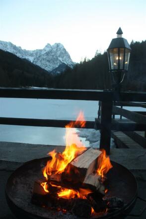 Winterabend auf der Seeterasse am Riessersee