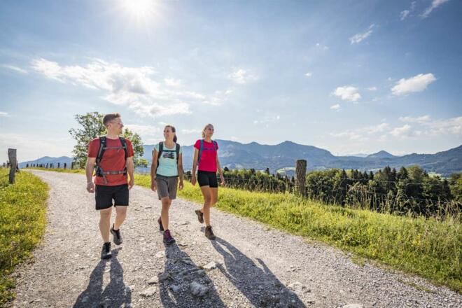 Wanderer vor dem Bergpanorama am Samerberg