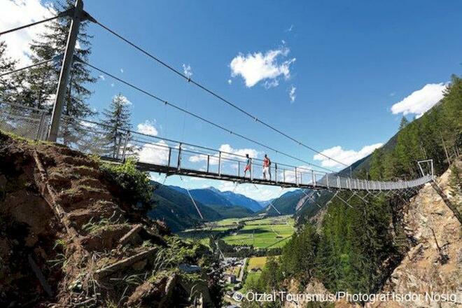 Haengebruecke im Sommer