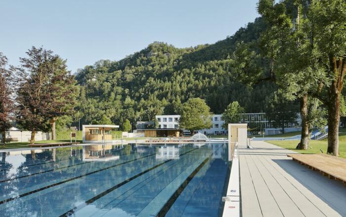 50mBecken Richtung Hotel