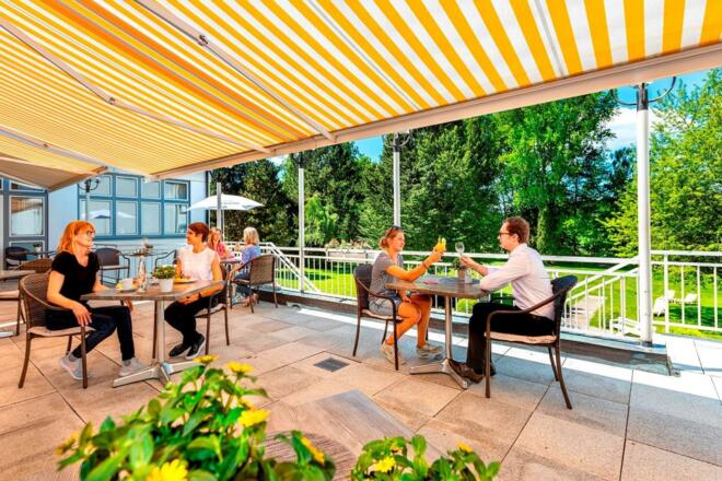 Hotel Sonnengarten_Terrasse mit ABSTAND