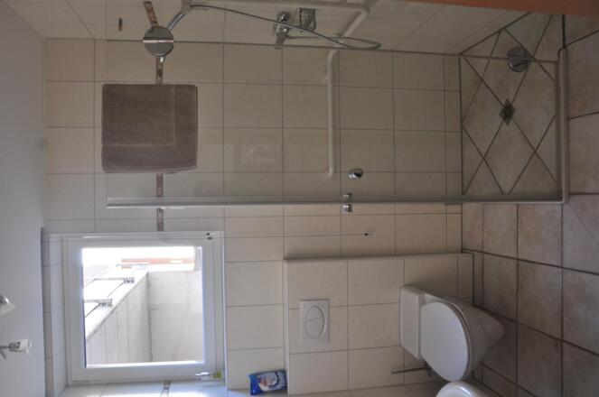 Badezimmer mit Dusche