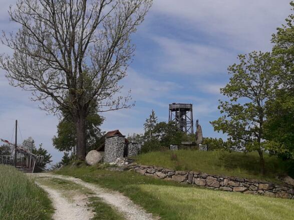 Burgstall mit Aussichtsturm