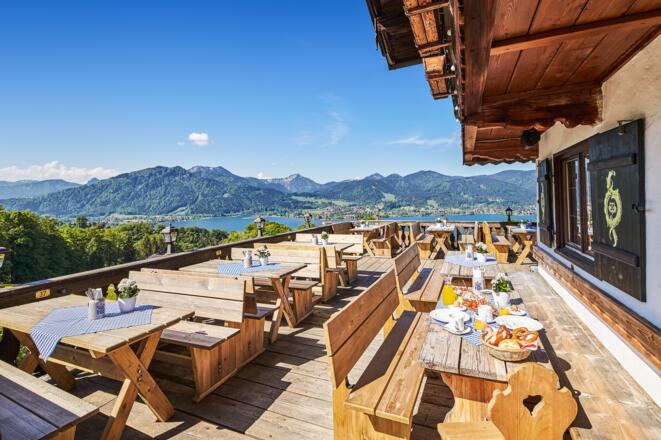 terrasse-mit-blick-ins-tegernseer-tal