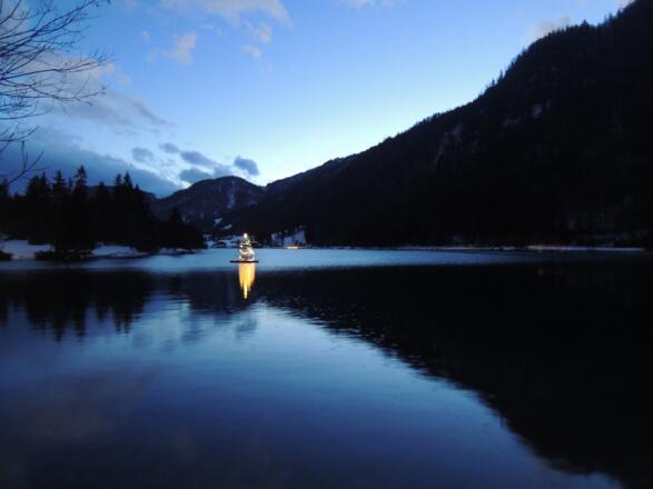 Weihnachtsbaum auf dem Pillersee