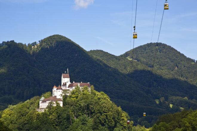 Schloss Hohenaschau mit Kampenwandbahn