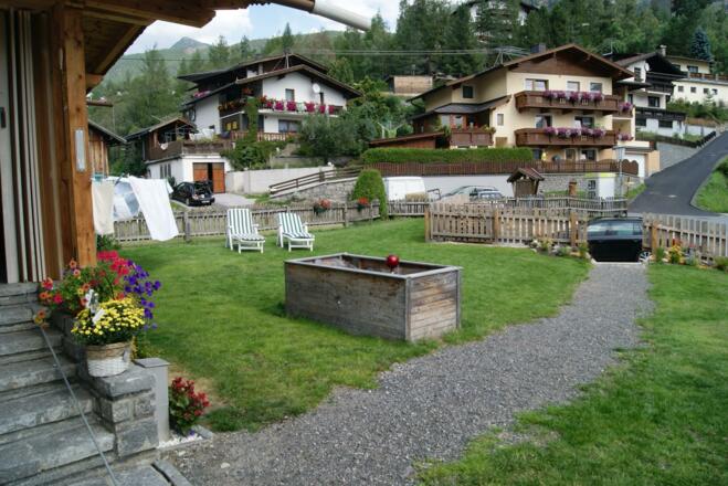 Garten mit Schaukel, Rutsche und Trampolin