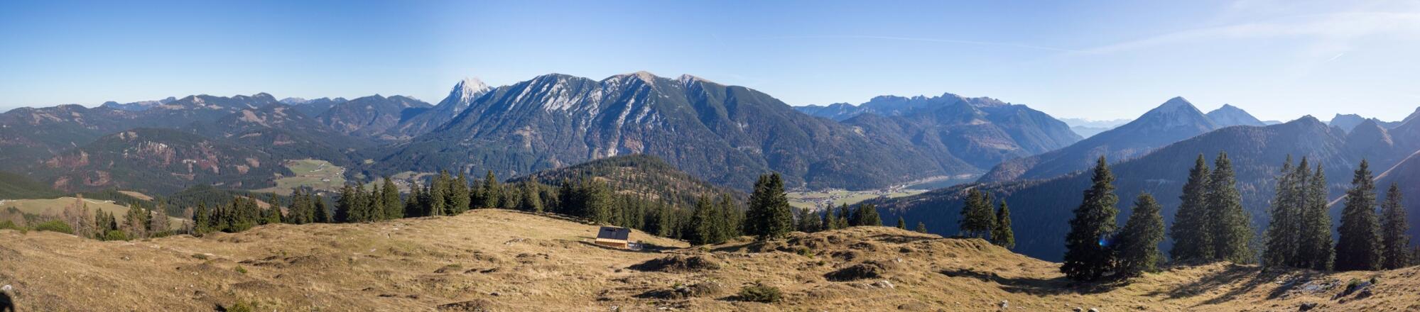 Weitblick oberhalb der Seewaldhütte. Rechts der Achensee, geradeaus das Rofan und links die bayerischen Voralpen