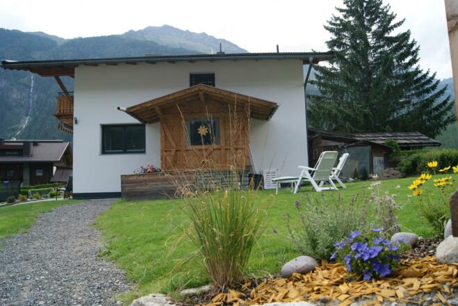 Garten mit Kinderspielplatz und Grillplatz