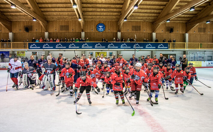 Die Eisbären Berlin und der Berchtesgadener Eishockey Nachwuchs in der Eishalle Berchtesgaden
