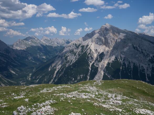 Blick zur Pleisenspitze und ins Karwendeltal