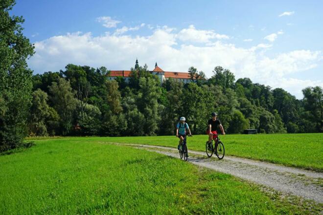 Radeln vor dem Kloster Attel