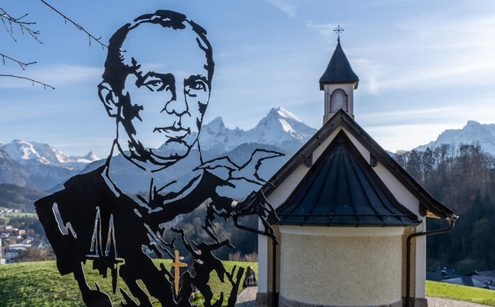 Der selige P. Kaspar Stanggassinger wacht sichtbar über Berchtesgaden