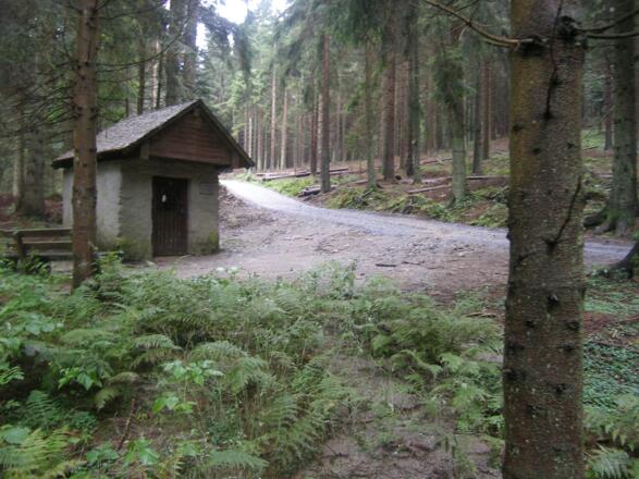 Auf unserem Weg erreichen wir die kleine Waldkapelle St. Bernhard.