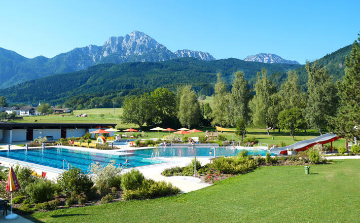 Das Staufenbad in Anger mit dem namensgebenden Hochstaufen im Hintergrund
