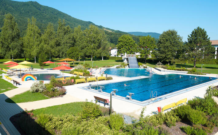 Viel grüne Liegefläche im Staufenbad