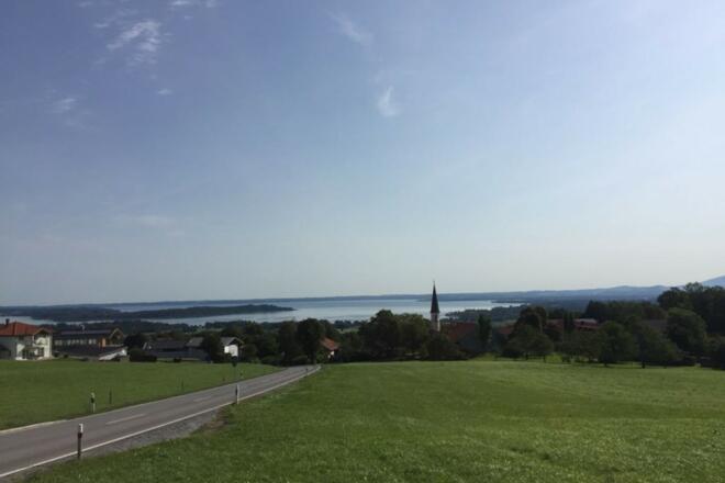 Blick von Hittenkirchen auf den Chiemsee