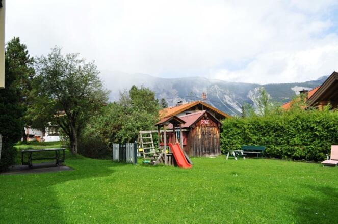 Spielplatz und Liegewiese