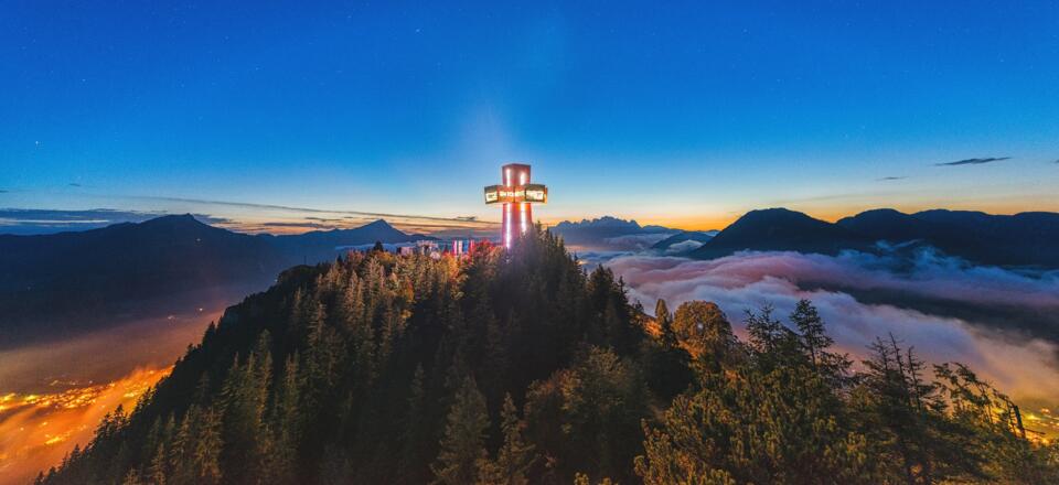 Jakobskreuz bei Nacht auf der Buchensteinwand - Region Pillerseetal