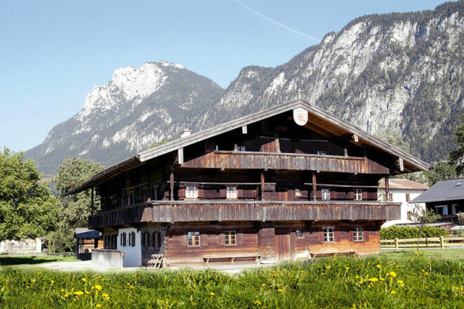 Blick auf das Blaahaus mit Bergmassiv im Hintergrund.