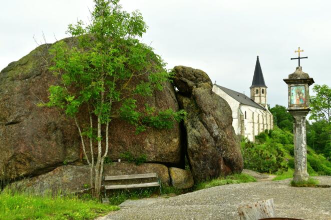 St. Thomas am Blasenstein- im Vordergrund die Buckelwehluck´n