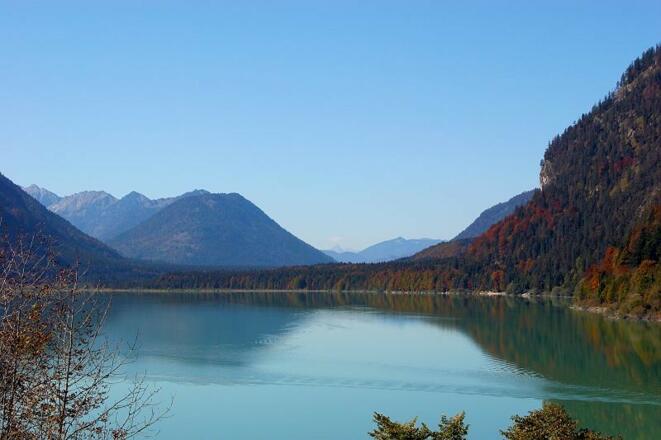 Der Sylvensteinsee in traumhafter Kulisse