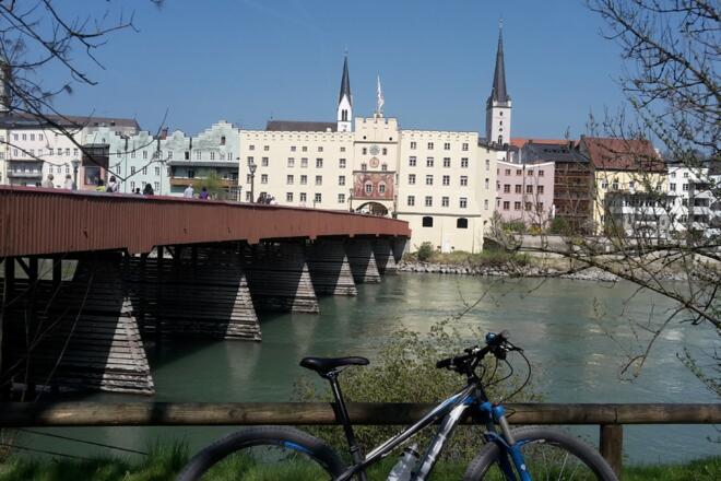 Blick auf Wasserburg mit roter Brücke