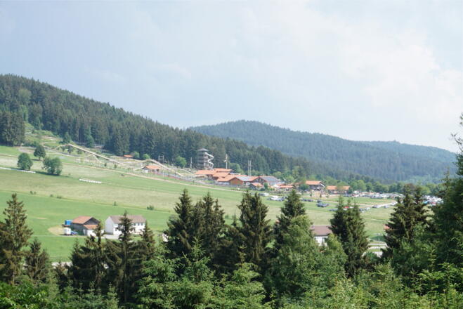 Blick zur Sommerrodelbahn vom Weg nach Grün