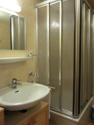 FeWo Bad Waschbecken, Dusche