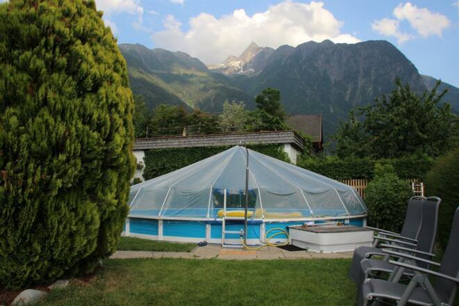 Garten mit Schwimmbad