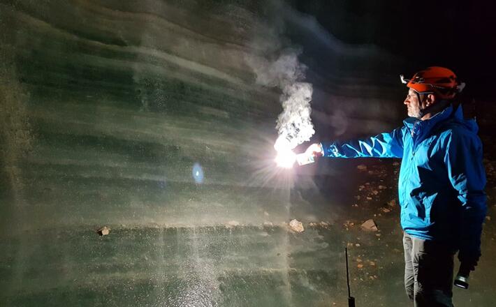 Karbidlampen sorgen für Licht in der Eishöhle