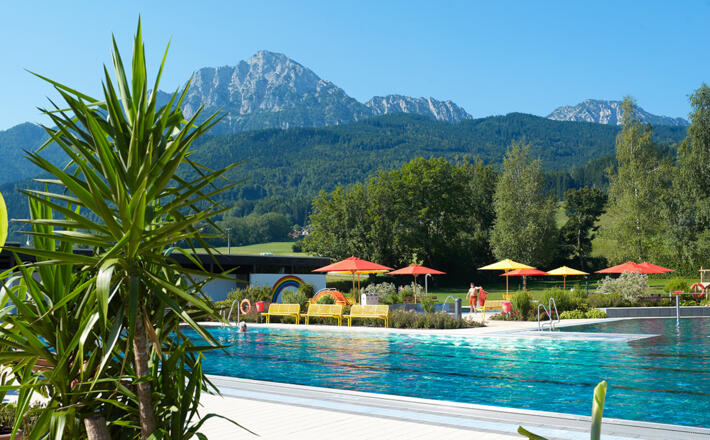 Palmen und Bergpanorama im Staufenbad