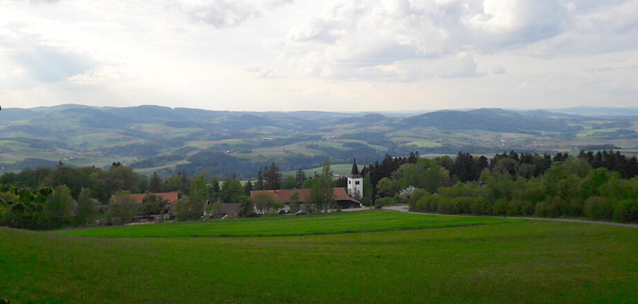Blick vom Weg zum Gallner auf die Gallner-Kirche und Landorf (rechts)