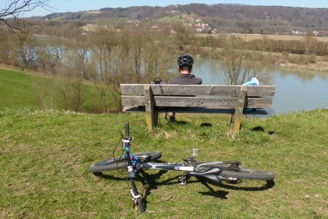 Rast und Blick auf den Inn und das Kloster Au