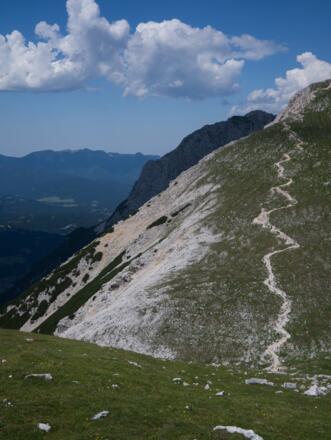 Hier endet der beliebte Mittenwalder Höhenweg, wir zweigen in der Senke links nach Westen ab und steigen zum Brunnsteinhaus ab.