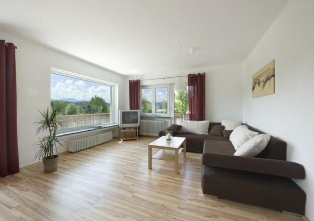 Wohnzimmer mit Berg u. Seeblick