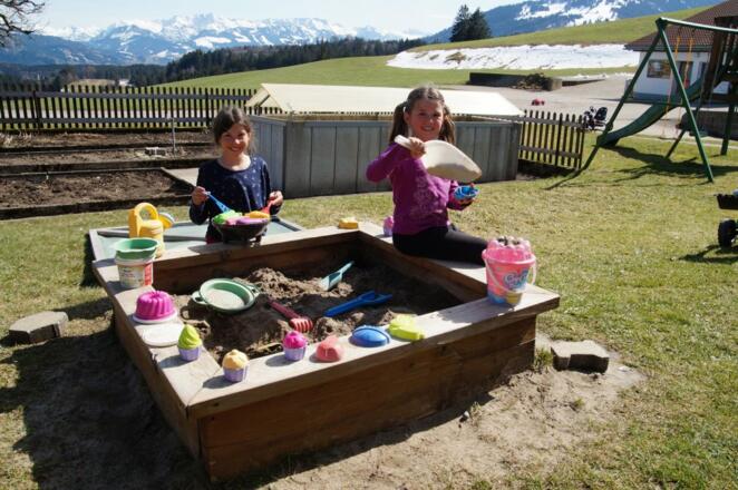 im Sandkasten spielen