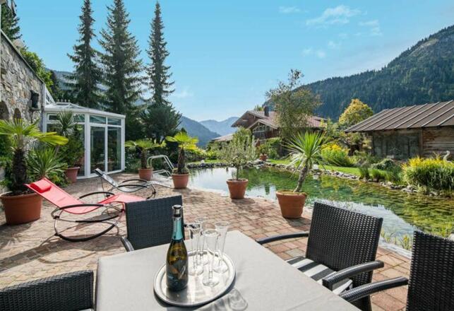 Gartenterrasse mit Badeteich