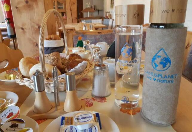 Westansicht mit Rezeptionshäuschen