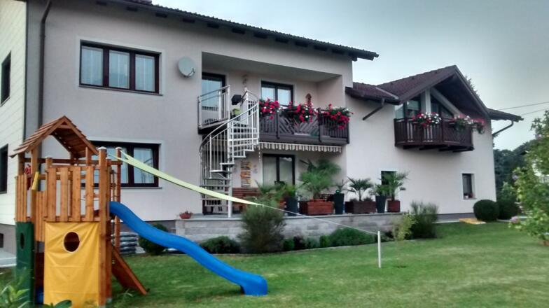 Haus mit Spielturm