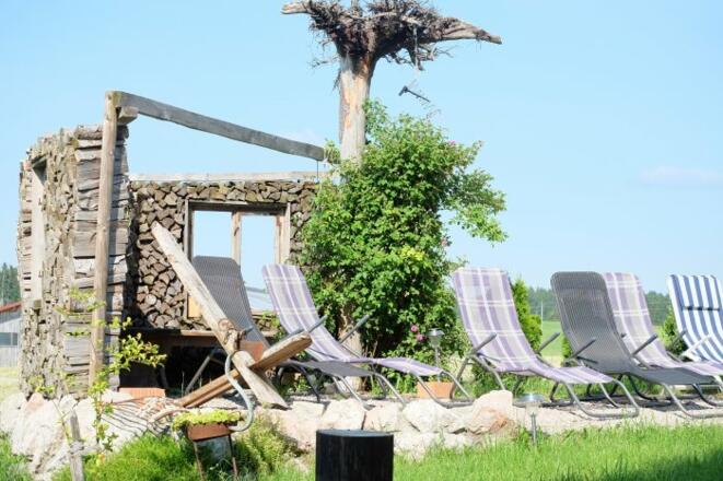 Windgeschützte Sonnenliegen