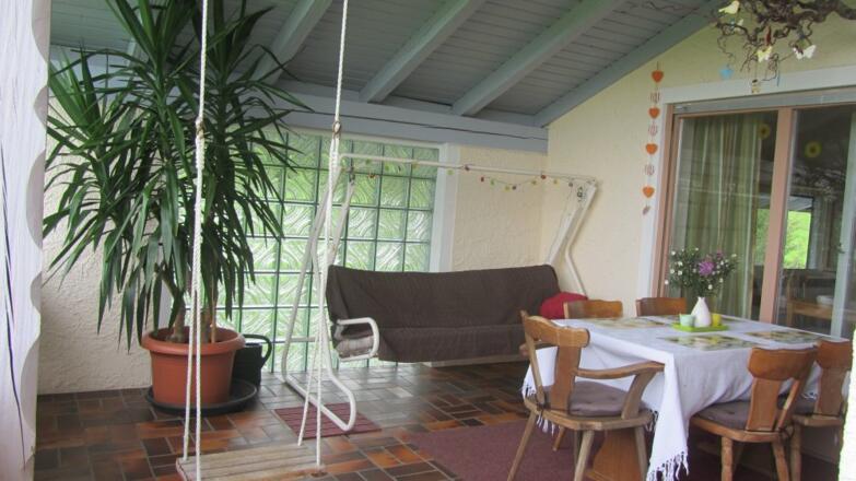 überdachter Balkon mit Sitzplatz