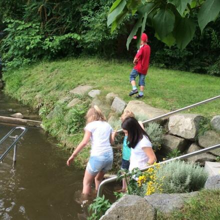 Wassertreten im Bach