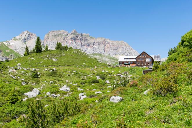 Freiburger Hütte mit Roter Wand im Hintergrund