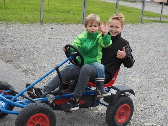 Tretfahrzeuge warten auf die Kinder