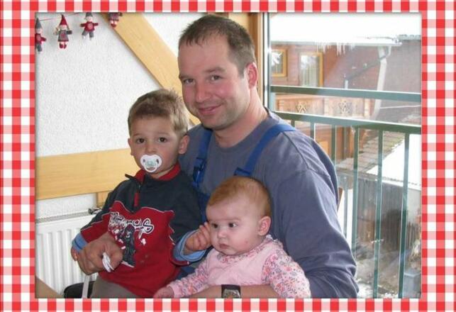 Urlaub auf dem Bauernhof. Im Haupthaus befindet sich ein Stall mit Kühen, Kälbchen und Pferden. Es gibt jeden Tag viel zu tun.