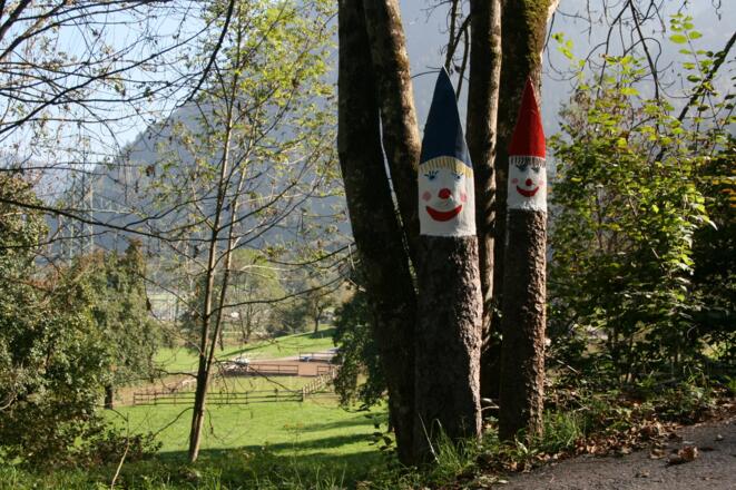 Farbige Zwerge weisen den Weg