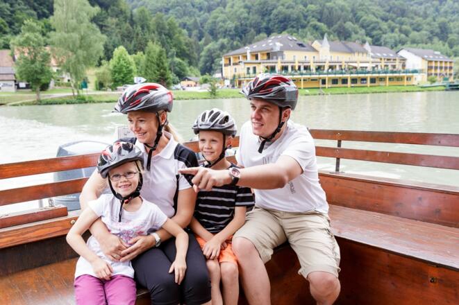 Familie auf Fähre
