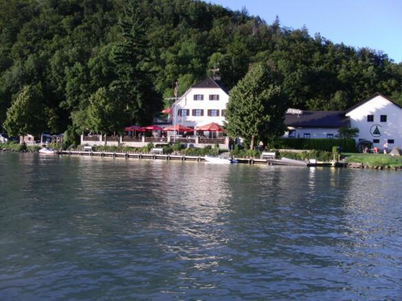 Uferterrasse mit Blick auf die Donau