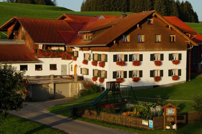 Hof bei Sonnenaufgang